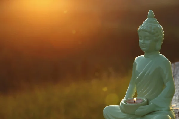 Estátua Buda Decorativa Com Vela Acesa Log Livre Pôr Sol — Fotografia de Stock