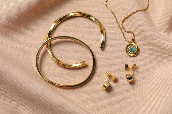 Elegant Earrings Bracelets Necklace Beige Cloth Flat Lay — Stock Photo, Image