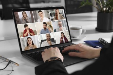 Masada dizüstü bilgisayarla Webinar 'a katılan kadın, yakın plan