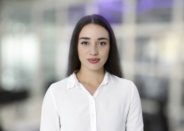 Ofiste kendine güvenen bir kadının portresi. Bulanık arka planda güzel bir kız