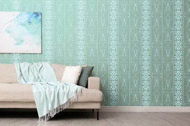 Duvarın yanındaki rahat kanepe. Minimalist oturma odası.