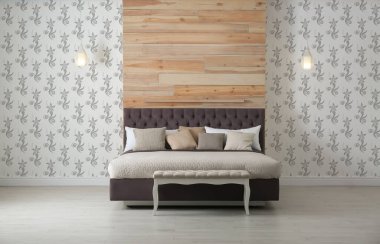 Minimalist yatak odası, içi rahat geniş yatak.