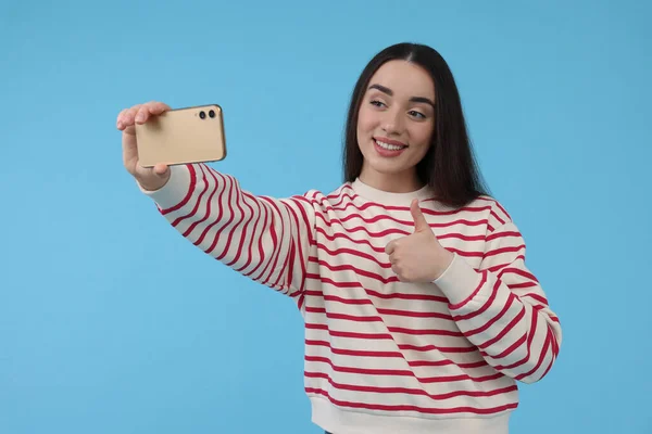 Sorrindo Jovem Mulher Tomando Selfie Com Smartphone Mostrando Polegares Para — Fotografia de Stock