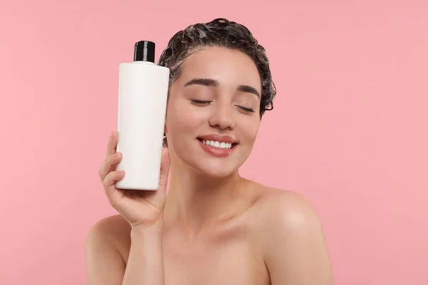 Mycie Włosów Portret Pięknej Szczęśliwej Kobiety Butelką Różowym Tle — Zdjęcie stockowe