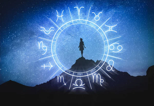 Zodiac Hjul Och Foto Kvinna Bergen Stjärnklar Himmel Natten — Stockfoto