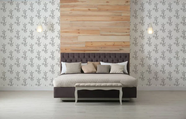 Minimalistisk Sovrum Interiör Med Bekväm Stor Säng — Stockfoto