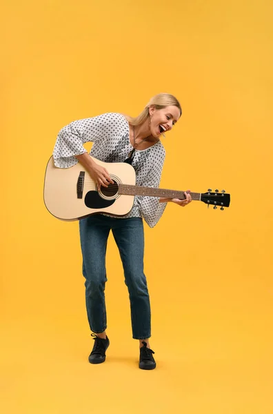 Glückliche Hippie Frau Spielt Gitarre Auf Gelbem Hintergrund — Stockfoto