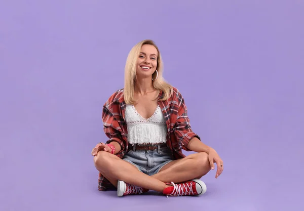 Retrato Mujer Hippie Feliz Sobre Fondo Púrpura —  Fotos de Stock