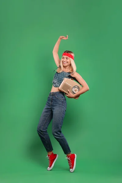 Glad Hippie Kvinna Med Retro Radio Mottagare Dansar Grön Bakgrund — Stockfoto