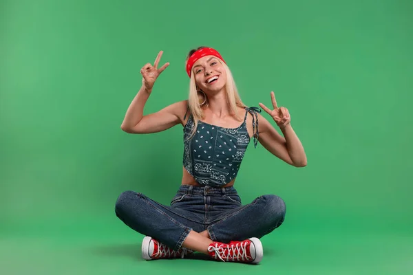 Retrato Mulher Hippie Feliz Mostrando Sinais Paz Fundo Verde — Fotografia de Stock