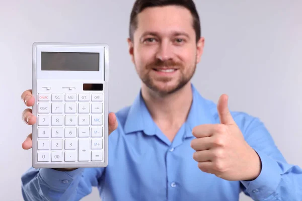 Contador Feliz Con Calculadora Mostrando Pulgares Hacia Arriba Sobre Fondo —  Fotos de Stock