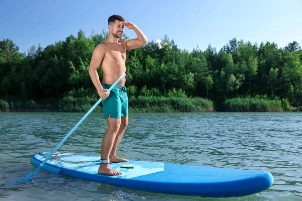 Hombre Paddle Boarding Sup Board Río —  Fotos de Stock