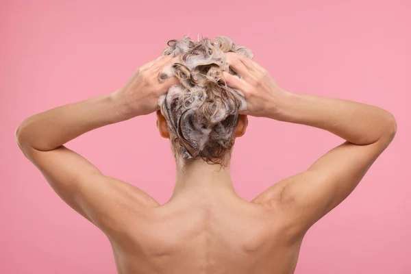 Femme Lavant Les Cheveux Sur Fond Rose Vue Dos — Photo