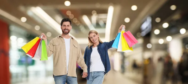 Alışveriş Çantalı Mutlu Çift Alışveriş Merkezinde Yürüyor Afiş Tasarımı — Stok fotoğraf