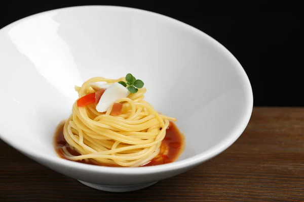 Lekkere Spaghetti Met Saus Houten Tafel Close Exquise Presentatie Van — Stockfoto