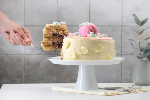 Frau Nimmt Stück Leckeren Kuchen Weißem Holztisch Nahaufnahme — Stockfoto