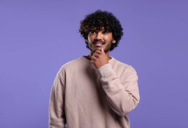 Menekşe arkaplanda yakışıklı bir adam, metin için boşluk