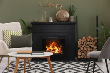 Güzel şöminesi, koltukları, masası ve çiçekleri olan şık bir oturma odası. İç tasarım