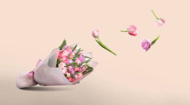 Lale çiçekleri bej arka planda güzel bir bukete uçuyor, pankart tasarımı