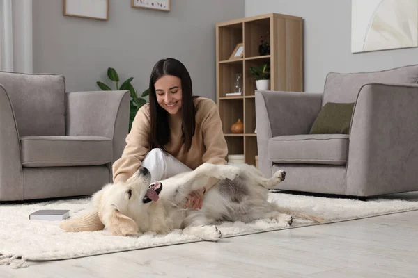 Ευτυχισμένη Γυναίκα Παίζει Χαριτωμένο Σκυλί Λαμπραντόρ Retriever Στο Πάτωμα Στο — Φωτογραφία Αρχείου