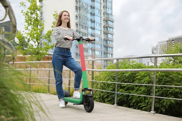 Щаслива Жінка Сучасним Електричним Скутером Міській Вулиці Простір Тексту — стокове фото