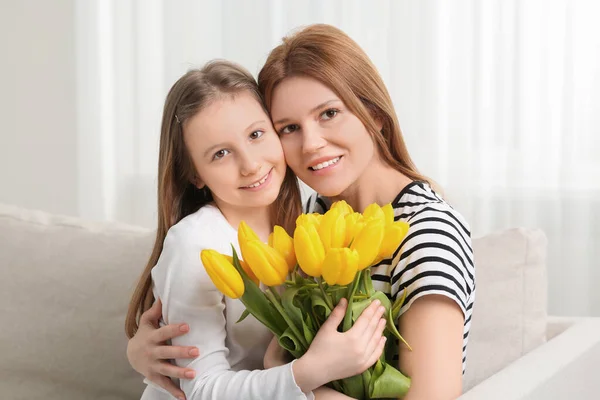 Happy Mother Her Cute Daughter Bouquet Yellow Tulips Sofa Home — Stock Photo, Image