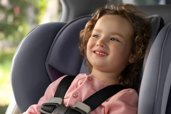 Schattig Klein Meisje Zittend Kinderzitje Auto — Stockfoto