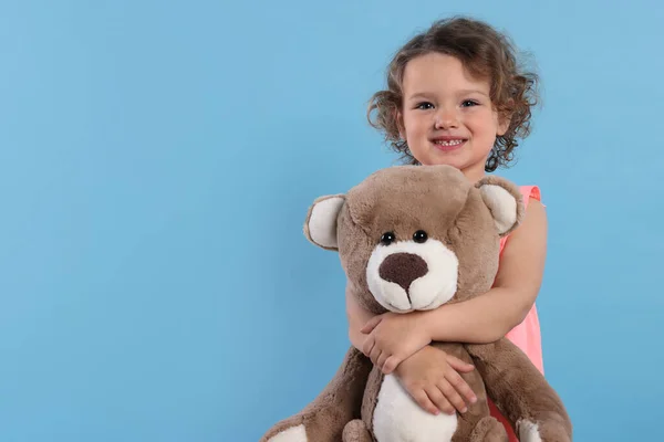 Nettes Kleines Mädchen Mit Teddybär Auf Hellblauem Hintergrund Platz Für — Stockfoto