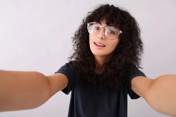 Όμορφη Νεαρή Γυναίκα Γυαλιά Ηλίου Που Παίρνει Selfie Ανοιχτό Γκρι — Φωτογραφία Αρχείου