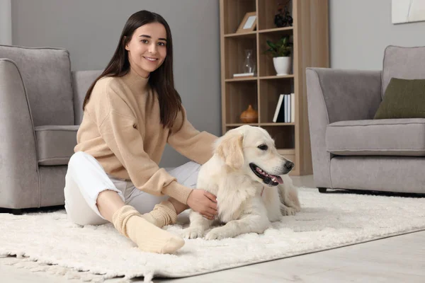 Glückliche Frau Mit Niedlichem Labrador Retriever Hund Auf Dem Boden — Stockfoto