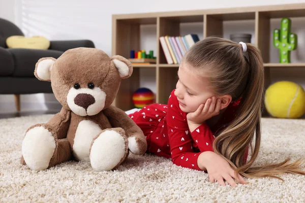 Niedliches Kleines Mädchen Spielt Mit Teddybär Hause — Stockfoto