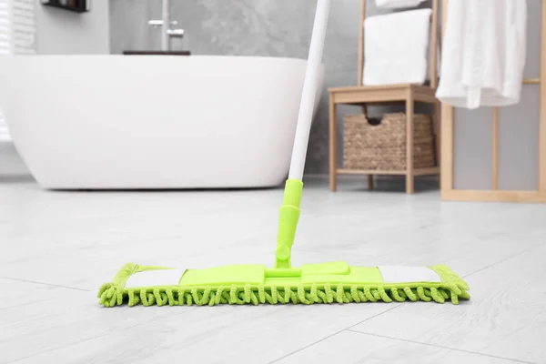 Limpeza Chão Sujo Com Esfregona Banheiro — Fotografia de Stock
