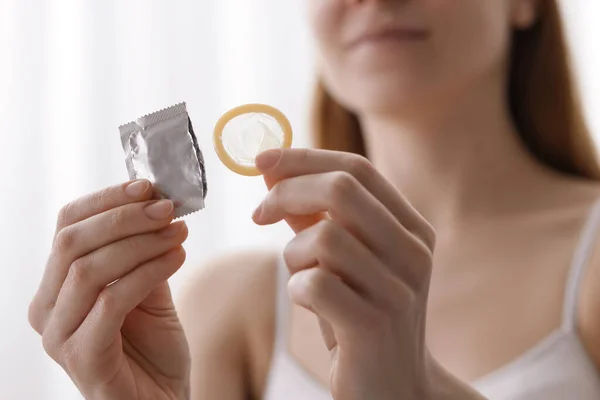 Mujer Sosteniendo Preservativo Sin Envolver Interior Primer Plano Sexo Seguro —  Fotos de Stock
