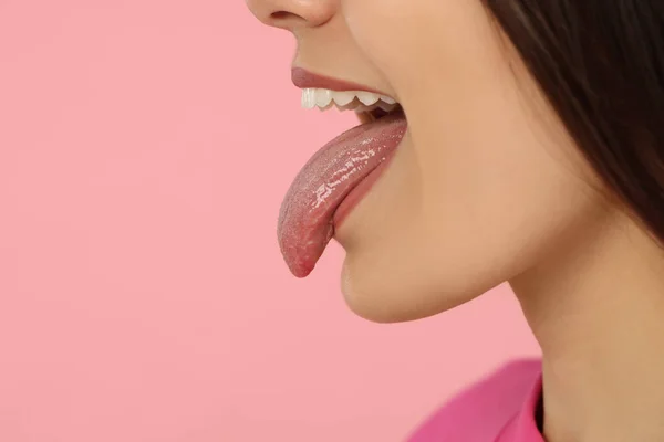 Šťastná Mladá Žena Ukazuje Svůj Jazyk Růžovém Pozadí Detailní Záběr — Stock fotografie