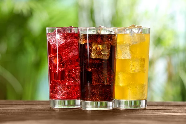 Bicchieri Diverse Bibite Rinfrescanti Con Cubetti Ghiaccio Sul Tavolo Legno — Foto Stock