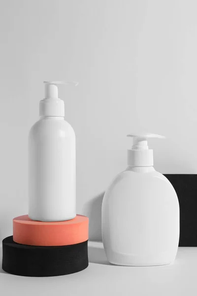 Bottiglie Con Diversi Prodotti Cosmetici Podi Sfondo Bianco — Foto Stock