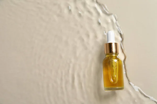 Fles Cosmetische Olie Water Beige Achtergrond Bovenaanzicht Ruimte Voor Tekst — Stockfoto