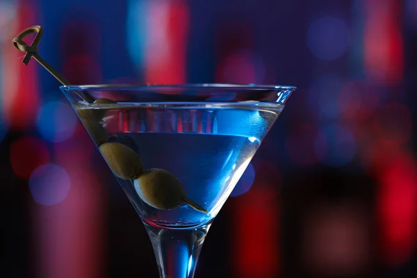 Copa Martini Con Cóctel Aceitunas Bar Primer Plano —  Fotos de Stock