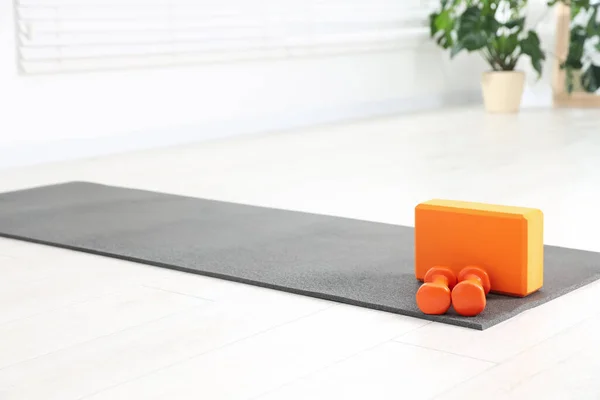 Exercise Mat Yoga Block Dumbbells Home — Stock Photo, Image