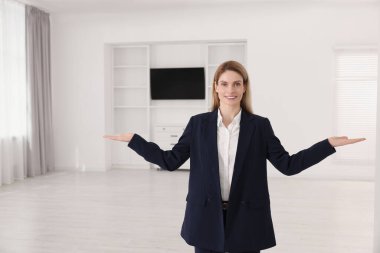 Yeni daireyi gösteren mutlu emlakçı