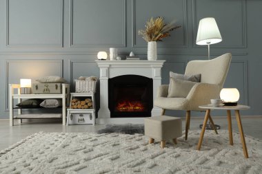 Güzel bir şömine, farklı bir dekor ve oturma odasında koltuk. İç tasarım