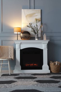 Güzel bir şömine ve oturma odasında farklı bir dekor. İç tasarım