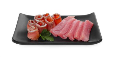 Lezzetli sashimi (taze çiğ ton balığı ve somon dilimleri) maydanozlu beyaz üzerine izole edilmiş.