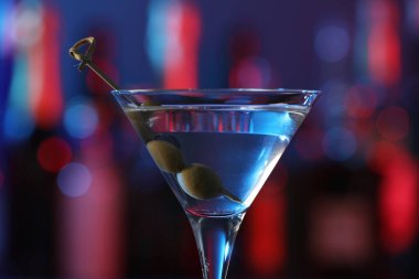 Barda kokteyl ve zeytinli martini bardağı, yakın plan.
