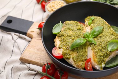 Pesto soslu leziz tavuk göğsü, domates ve fesleğen, yakın plan. Metin için boşluk
