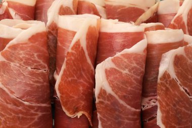 Arka plan olarak lezzetli jamon dilimleri, yakın plan.