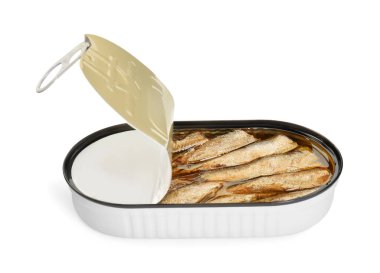 Bir teneke balık konservesi beyaza izole edilmiş.