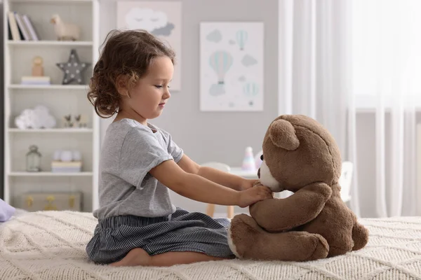 Nettes Kleines Mädchen Spielt Mit Teddybär Auf Dem Bett Hause — Stockfoto