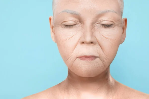 Ritratto Donna Anziana Sfondo Azzurro — Foto Stock