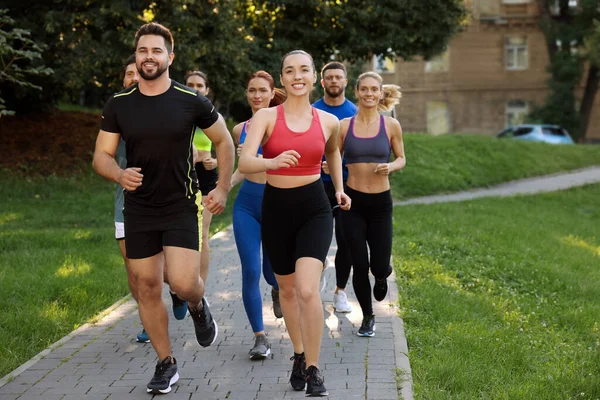 Grupo Pessoas Correr Parque Estilo Vida Ativo — Fotografia de Stock